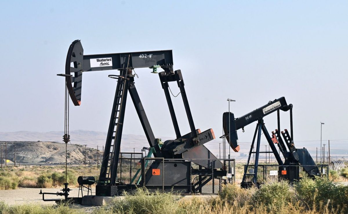 Oil prices sink to lowest levels in four years: Report 1 Oil prices sink to lowest levels in four years: Report