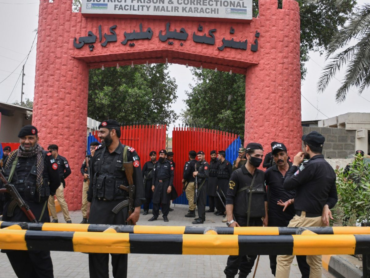 Earthquake sparks escape of over 200 inmates from Pakistan prison