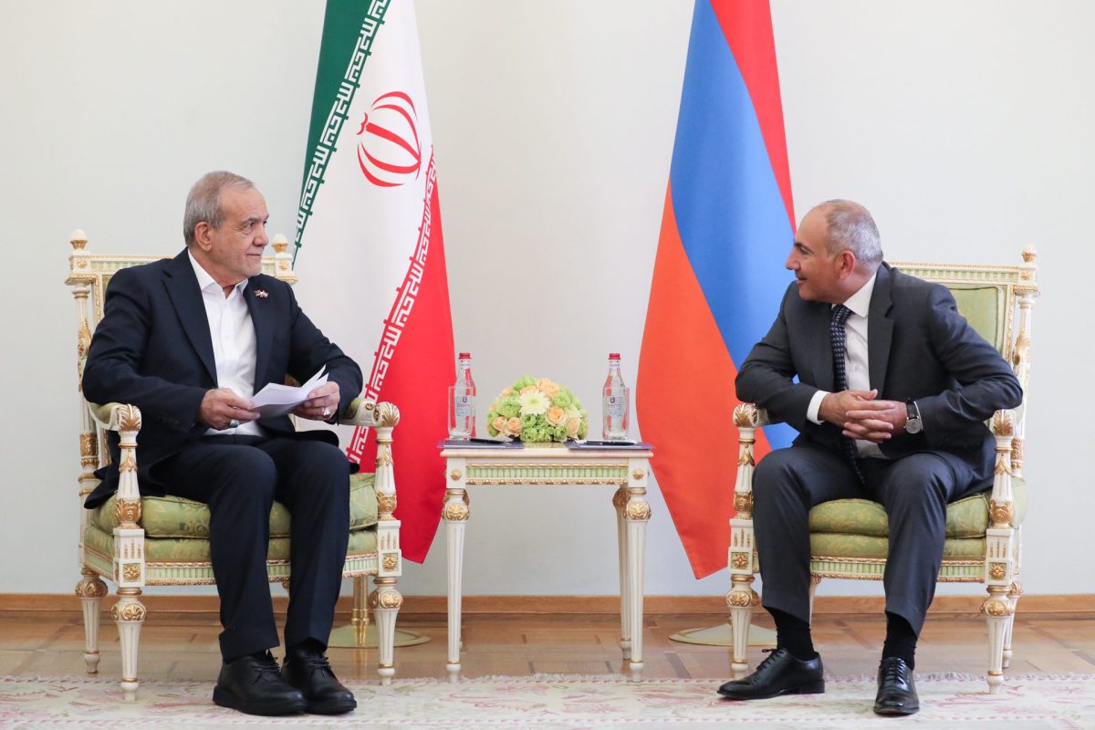 Iranian president holds private talks with Armenian PM in Yerevan
