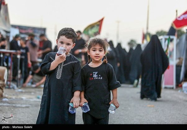 Arbaeen pilgrims march toward Karbala, Iraq
