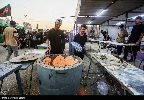 Arbaeen pilgrims march toward Karbala, Iraq