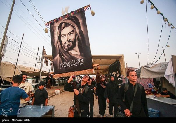 Arbaeen pilgrims march toward Karbala, Iraq