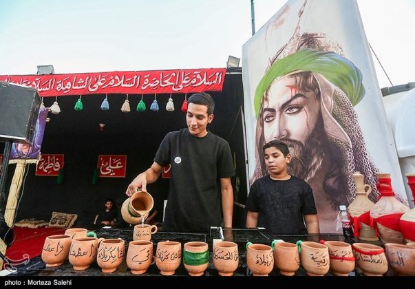 Arbaeen pilgrims march toward Karbala, Iraq