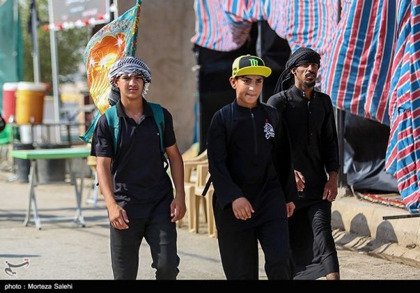 Arbaeen pilgrims march toward Karbala, Iraq