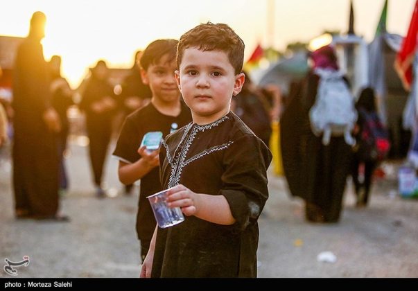 Arbaeen pilgrims march toward Karbala, Iraq