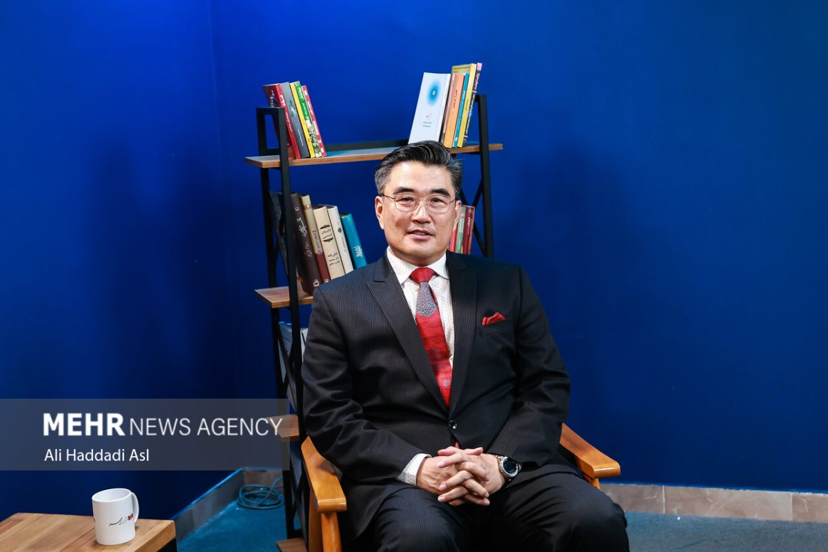 South Korean ambassador performs with Iranian vocalist at joint art exhibition