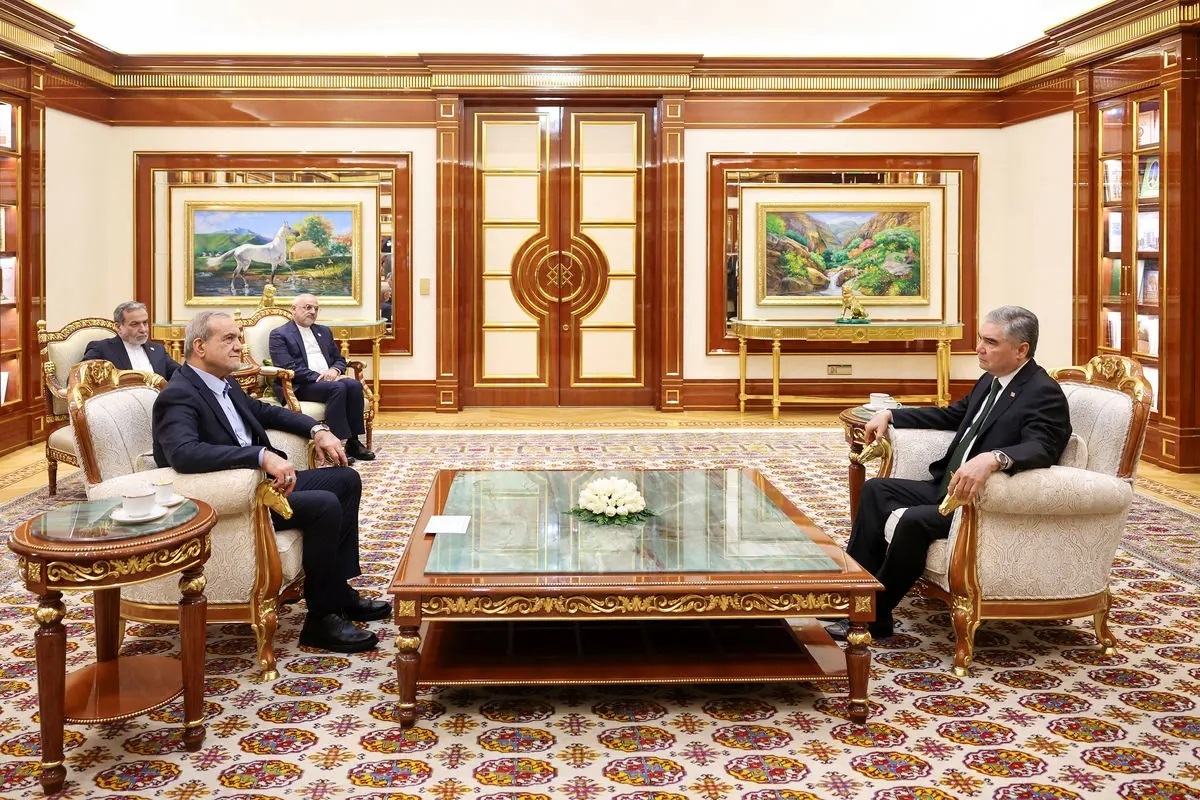 Iranian president in meeting with Turkmen leader: World needs trust, peace more than ever