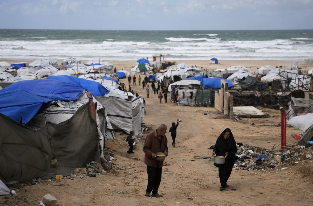 Tents flooded by heavy rains in Gaza amid Israeli siege 1 Tents flooded by heavy rains in Gaza amid Israeli siege