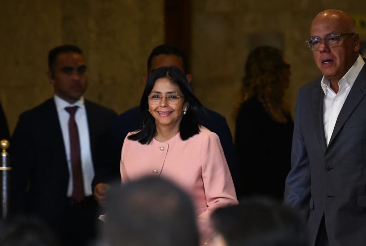 Venezuelan VP strikes softer tone, calls for "cooperation" with US