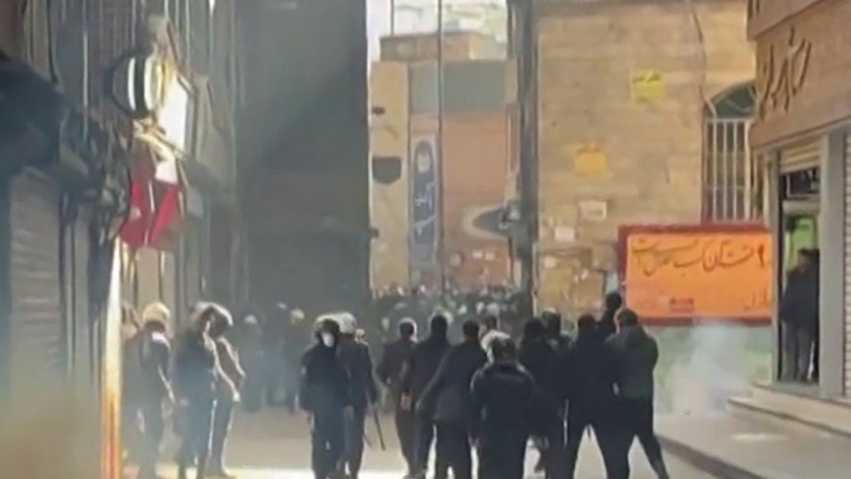 Iranian president orders administration officials to talk to protestors 1 Iranian president orders administration officials to talk to protestors