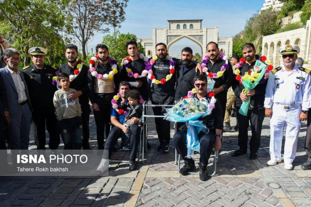 Enthusiastic welcome for the surviving crew of the Dena destroyer in Shiraz
