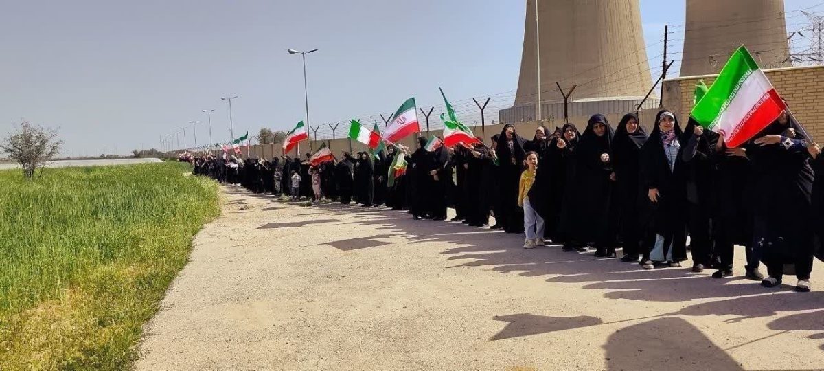 Human Chain of Iranian People to Condemn Trump's Attack on Civilian Infrastructure 11 Human Chain of Iranian People to Condemn Trump's Attack on Civilian Infrastructure