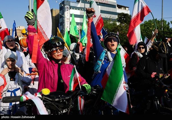 Iranian “Janfada” Girls Show Willingness to Defend the Country